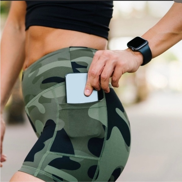 Zyia Green Camo Light n Tight Hustle Pocket Shorts - Picture 3 of 9